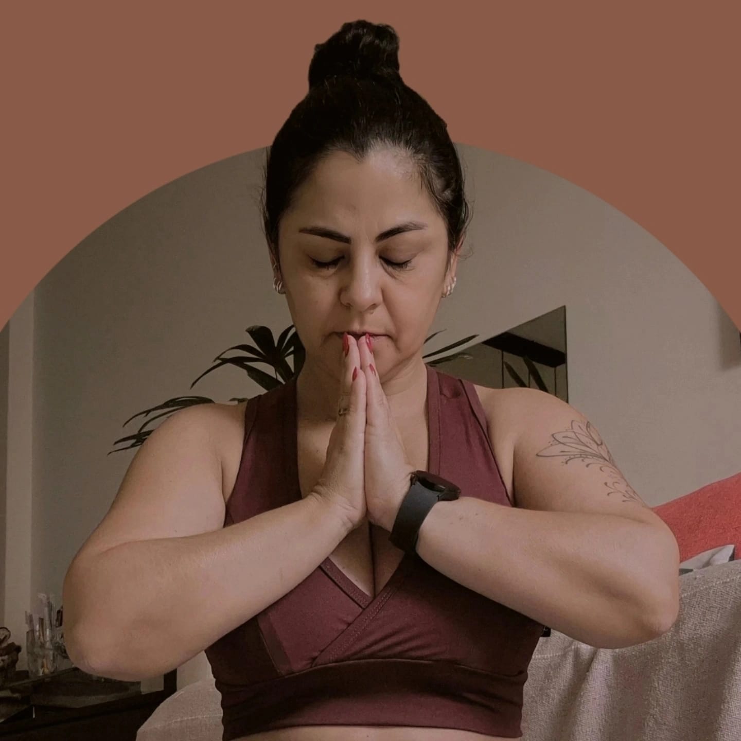 Raquel Fernandes em meditação com mãos em namastê, expressão serena